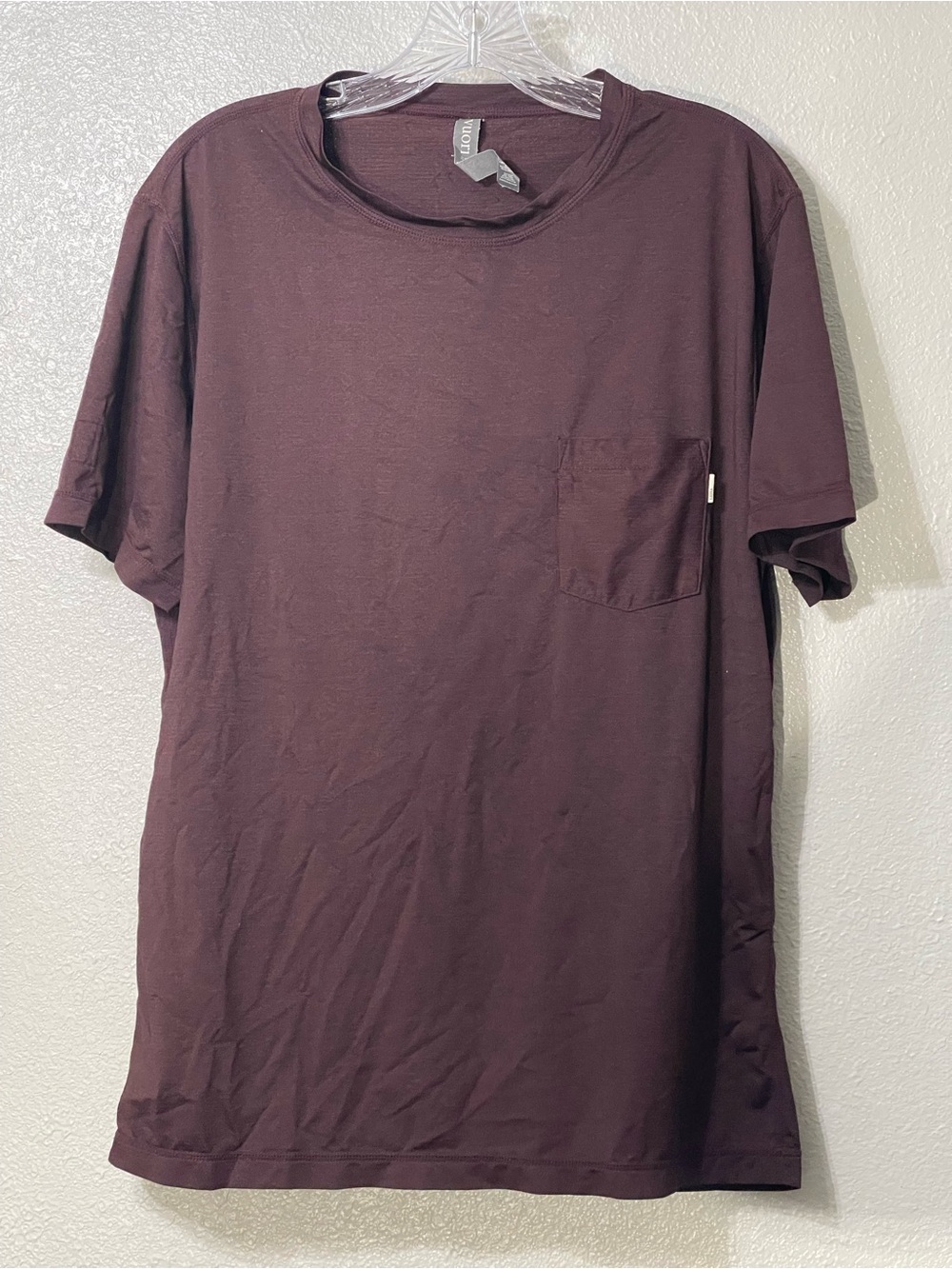 Vuori Vuori men's Tradewind Performance Pocket Tee - Maroon - Size M